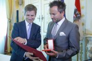 Goldenes Ehrenzeichen für Musical-Star Uwe Kröger – Verleihung im Bundeskanzleramt